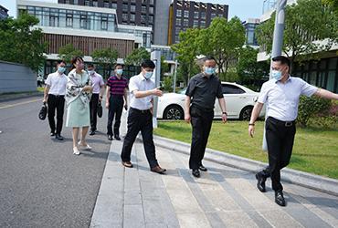 烈日炎炎，領(lǐng)導(dǎo)送信心|閔行區(qū)委委員、區(qū)人民檢察院黨組書記、檢察長胡春健帶隊(duì)赴寶開智能開展大走訪、大排查