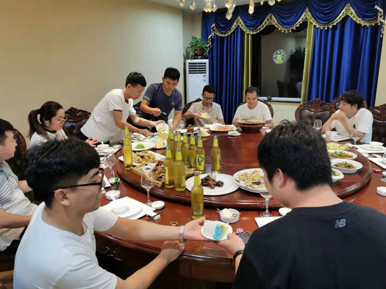 夏送清涼，集體慶生，慰問(wèn)一線(xiàn) | 致我們的一線(xiàn)伙伴：辛苦了！